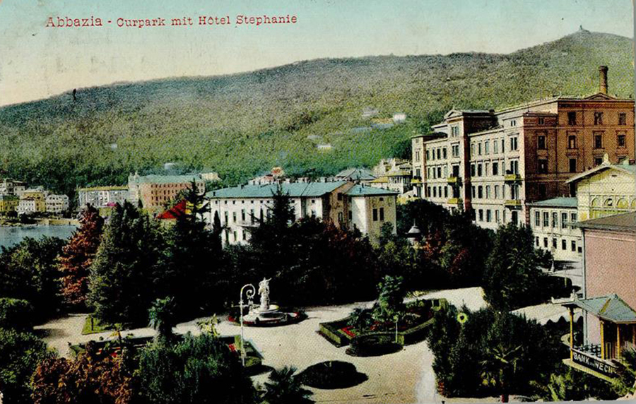 Povijesna razglednica, pogled na površinu lječilišnog parka ispred Hotela Stephanie sa Hotela Kvarner