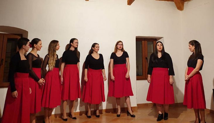 Vokalna skupina Resmiranda iz Novog Sada nastupa u mjesnom odboru