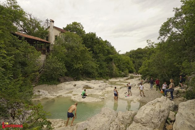 Kotli - izletnici - kupanje - velicanstvena Staza sedam slapova